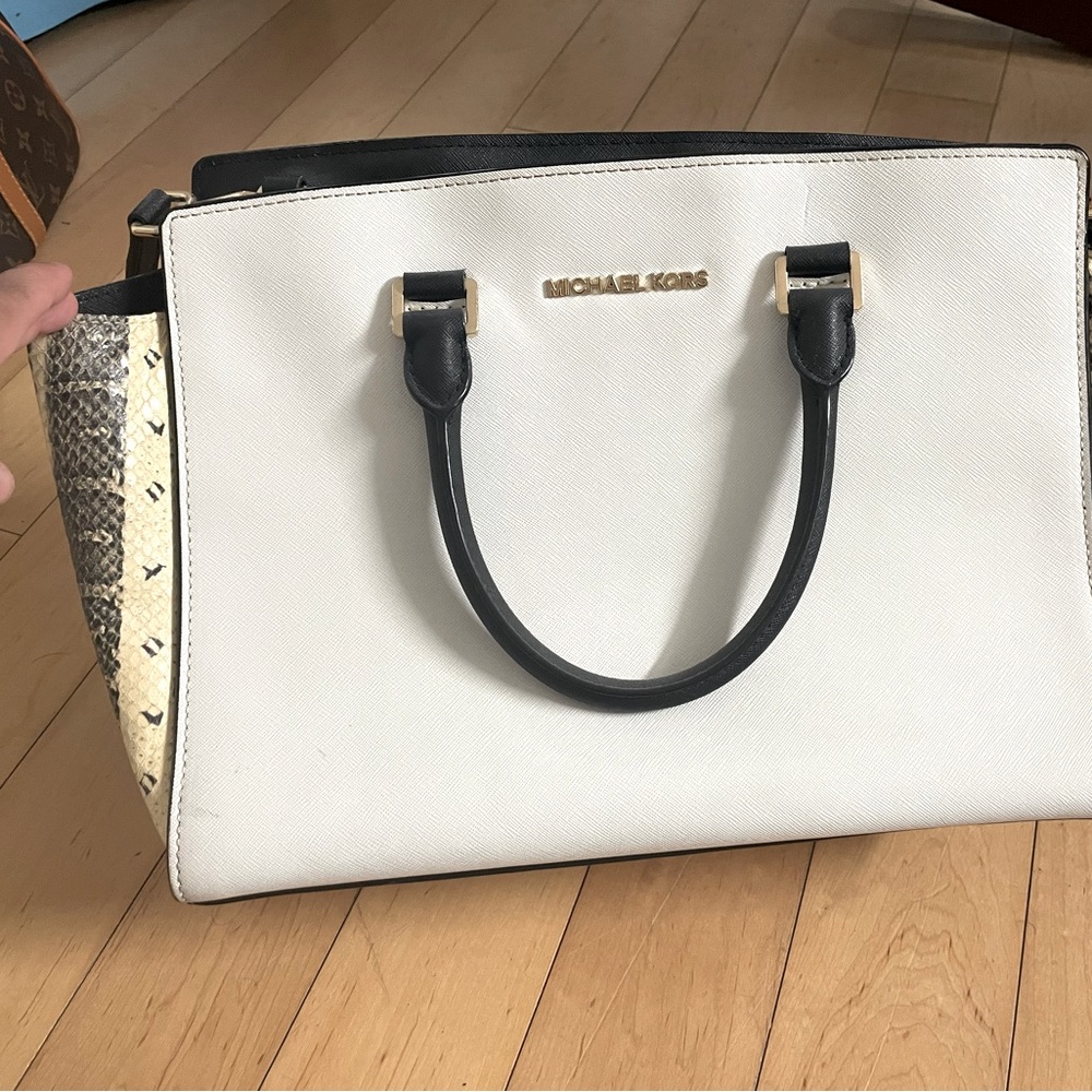 Michael Kors gently used handbag, no rips, no holes and no stains. Gently used